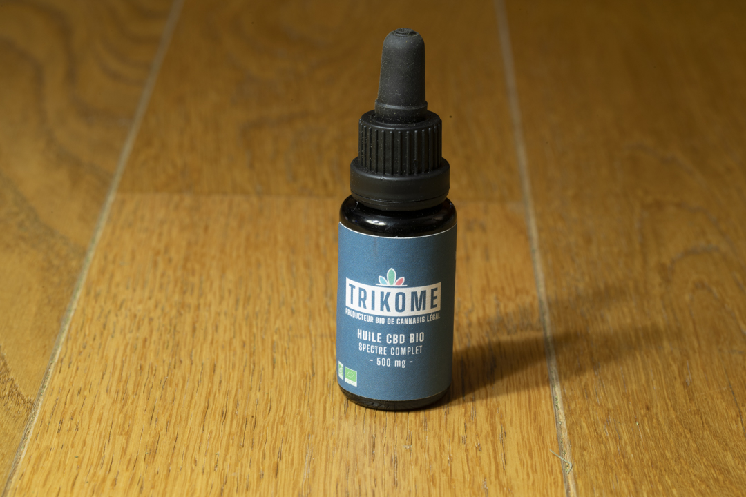 Flacon d&rsquo;huile de CBD issu d&rsquo;une production locale en Savoie, pr&eacute;sent&eacute; avec un compte-gouttes pour un dosage pr&eacute;cis, garantissant une extraction naturelle et de haute qualit&eacute;.